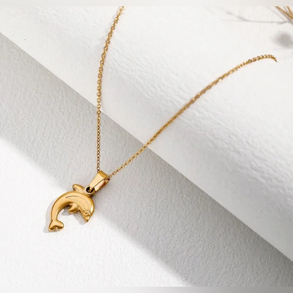 Sweet Dolphin 304 Stainless Steel Plating 18K Gold Plated Pendant Necklace - Picture 2 of 9